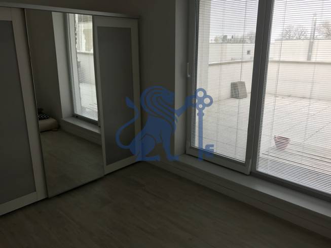 3 izbový byt, 50 m2 terasa, 2PS, Gajarská ulica, Záhorská Bystrica - Svetlý interiér 3-izbového bytu s podlahou s dreveným dekorom a vstavanou skriňou.