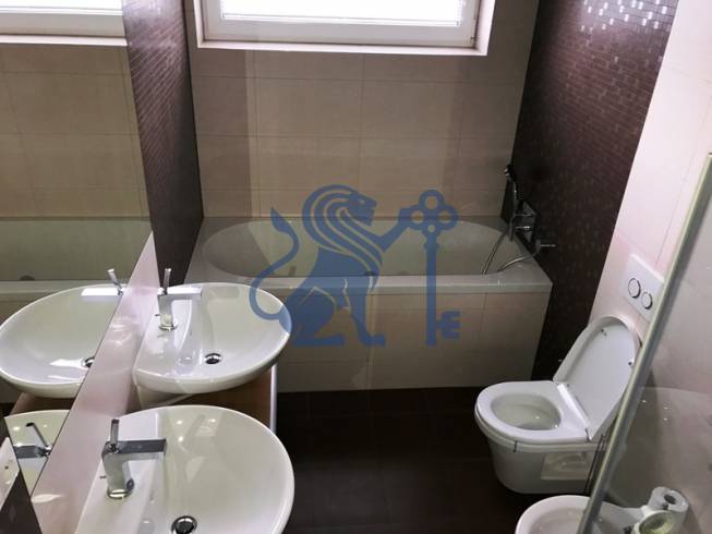 3 izbový byt, 50 m2 terasa, 2PS, Gajarská ulica, Záhorská Bystrica - Kúpeľňa v 3-izbovom byte s vaňou, dvoma umývadlami a toaletou.