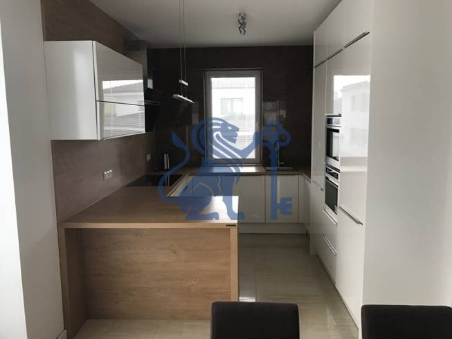 3 izbový byt, 50 m2 terasa, 2PS, Gajarská ulica, Záhorská Bystrica - Kuchyňa v 3-izbovom byte s bielymi skriňami a podlahou s dreveným dekorom.