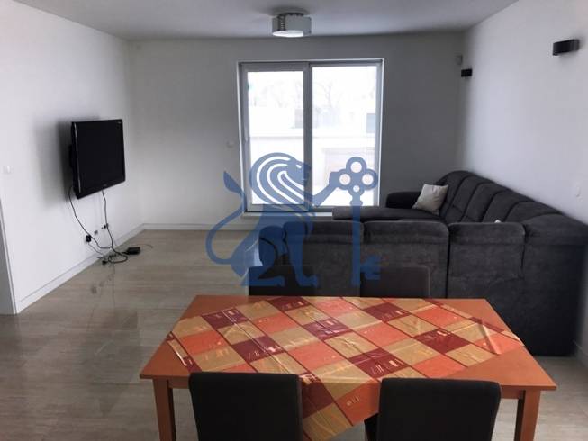 3 izbový byt, 50 m2 terasa, 2PS, Gajarská ulica, Záhorská Bystrica - Obývacia izba s pohovkou, televízorom a stolom v 3-izbovom byte.