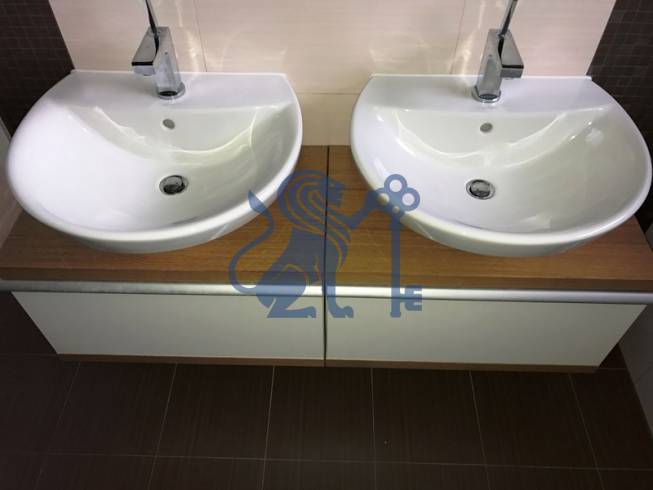 3 izbový byt, 50 m2 terasa, 2PS, Gajarská ulica, Záhorská Bystrica - Dvojité umývadlo so skrinkou v 3-izbovom byte s podlahou s dreveným dekorom.