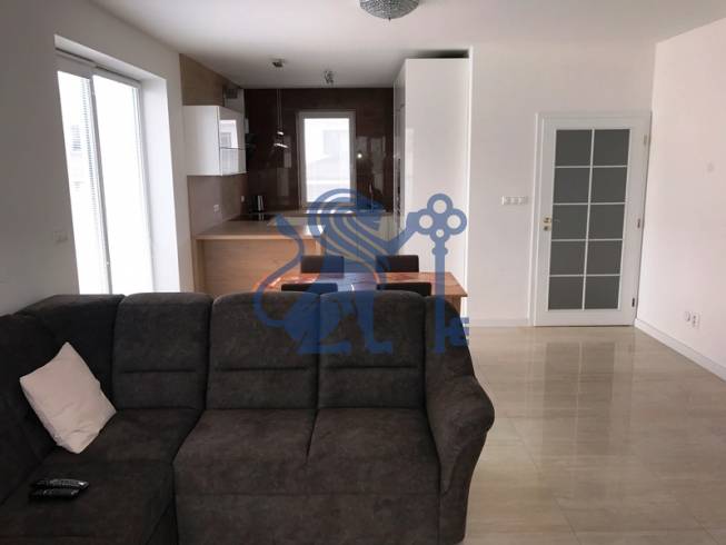 3 izbový byt, 50 m2 terasa, 2PS, Gajarská ulica, Záhorská Bystrica - Obývacia izba s kuchynským kútom a sedačkou v 3-izbovom byte.