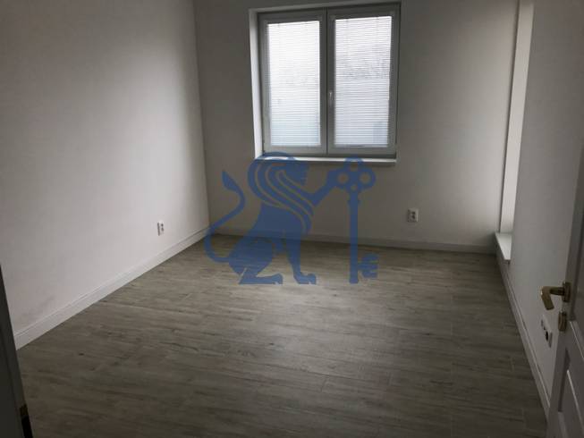 3 izbový byt, 50 m2 terasa, 2PS, Gajarská ulica, Záhorská Bystrica - Prázdna izba s oknom a podlahou s dreveným dekorom v 3-izbovom byte.