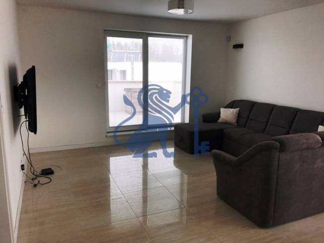 3 izbový byt, 50 m2 terasa, 2PS, Gajarská ulica, Záhorská Bystrica - Obývacia izba v 3-izbovom byte s pohovkou, TV a podlahou s dreveným dekorom.