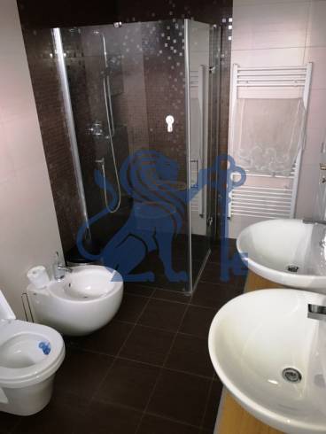 3 izbový byt, 50 m2 terasa, 2PS, Gajarská ulica, Záhorská Bystrica - Kúpeľňa v 3-izbovom byte s toaletou, bidetom a sprchovým kútom.