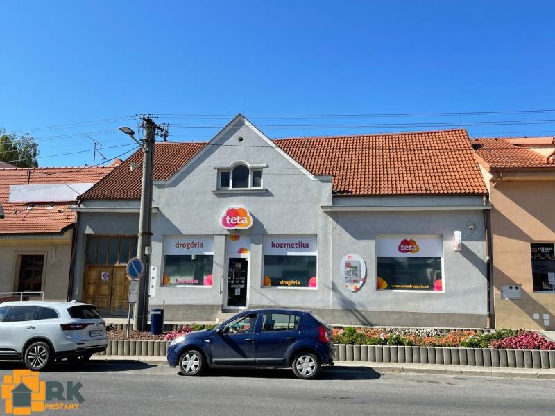 Predaj budovy v centre mesta - Rodinný dom na ulici M. A. Beňovského vo Vrbovom s obchodom na prízemí.