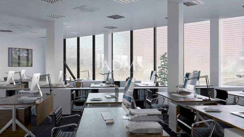 Kancelárie vo vysokom štandarde v centre Žiliny - Kancelárie s počítačmi, stoličkami a veľkými oknami, podlaha s dreveným dekorom.