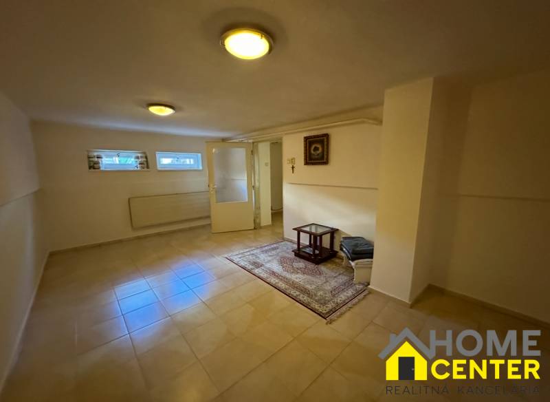 PREDAJ : ŠTÝLOVÝ RODINNÝ DOM S BAZÉNOM, KOMÁRNO - Interiér rodinného domu s dlažbou, kobercom, malými oknami a jednoduchým stolíkom.