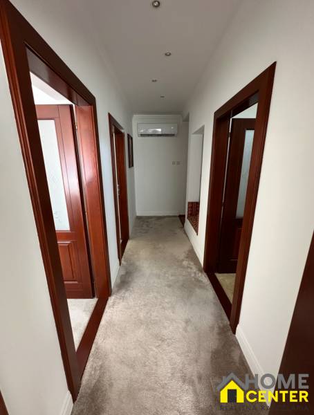 PREDAJ : ŠTÝLOVÝ RODINNÝ DOM S BAZÉNOM, KOMÁRNO - Chodba v rodinnom dome s bielymi stenami, kobercom a drevenými zárubňami.