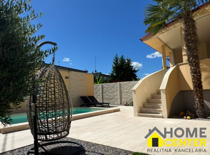 PREDAJ : ŠTÝLOVÝ RODINNÝ DOM S BAZÉNOM, KOMÁRNO - Rodinný dom v Komárne, exteriér so záhradou, bazénom a relaxačným kútikom.