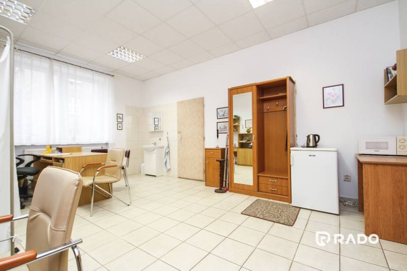 Na predaj ambulancia 101m2, Bratislavská ul. - Žilina - Pracovná kancelária s nábytkom, stolom, stoličkami a umývadlom.
