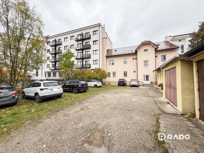 Na predaj ambulancia 101m2, Bratislavská ul. - Žilina - Parkovisko a budovy na Bratislavskej ulici v Žiline, kancelárie a obytné domy.