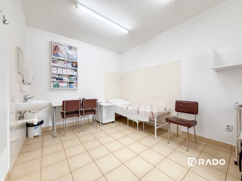 Na predaj ambulancia 101m2, Bratislavská ul. - Žilina - Izba v kancelárii s dlažbou, umývadlom, stoličkami a ležadlom.
