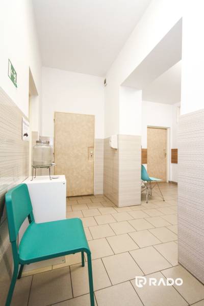 Na predaj ambulancia 101m2, Bratislavská ul. - Žilina - Čakáreň v kanceláriách s tyrkysovými stoličkami a svetlými stenami.