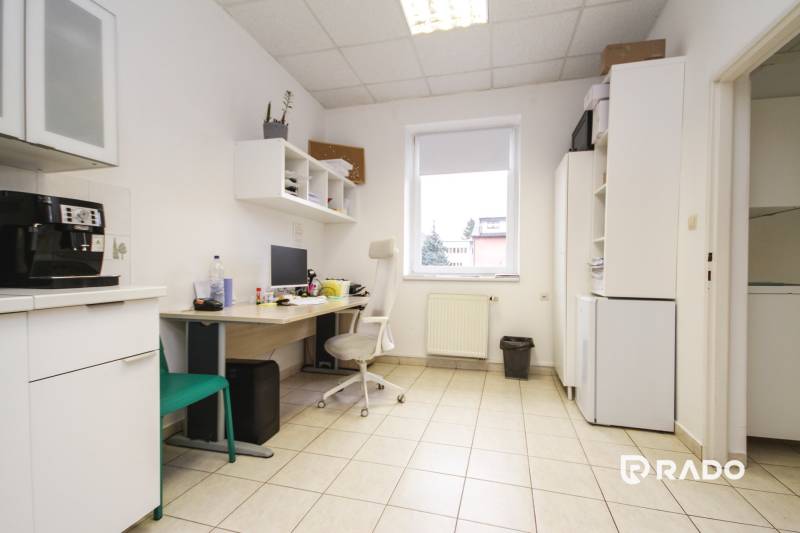 Na predaj ambulancia 101m2, Bratislavská ul. - Žilina - Kancelária s dlažbou, priestor s počítačom, nábytkom a kávovarom.