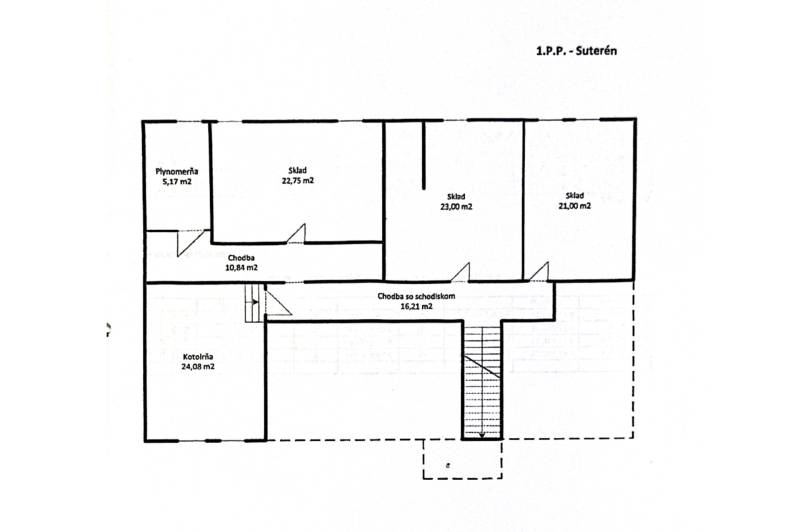 Na predaj ambulancia 101m2, Bratislavská ul. - Žilina - Pôdorys suterénu kancelárie s viacerými skladmi, chodbou a kotolňou.