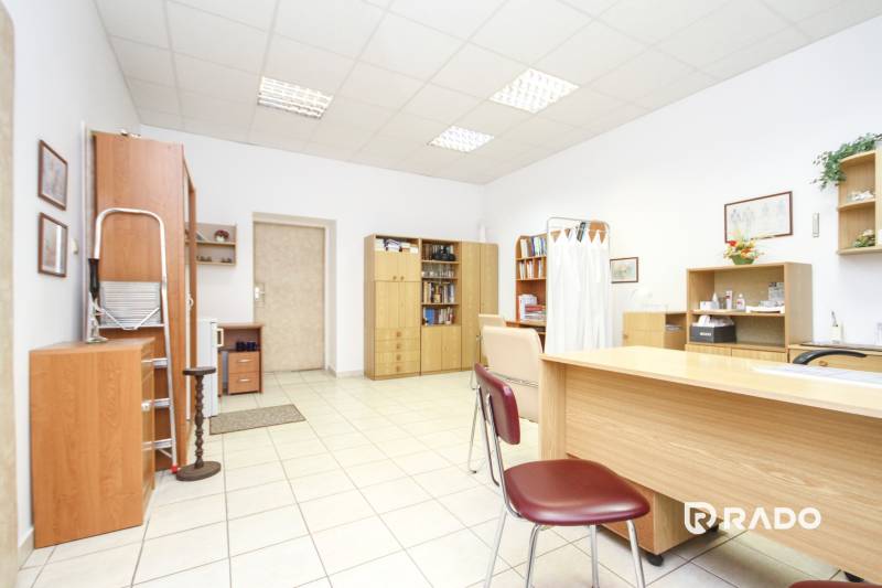 Na predaj ambulancia 101m2, Bratislavská ul. - Žilina - Kancelárie s bielymi stenami, dreveným nábytkom a keramickou podlahou.