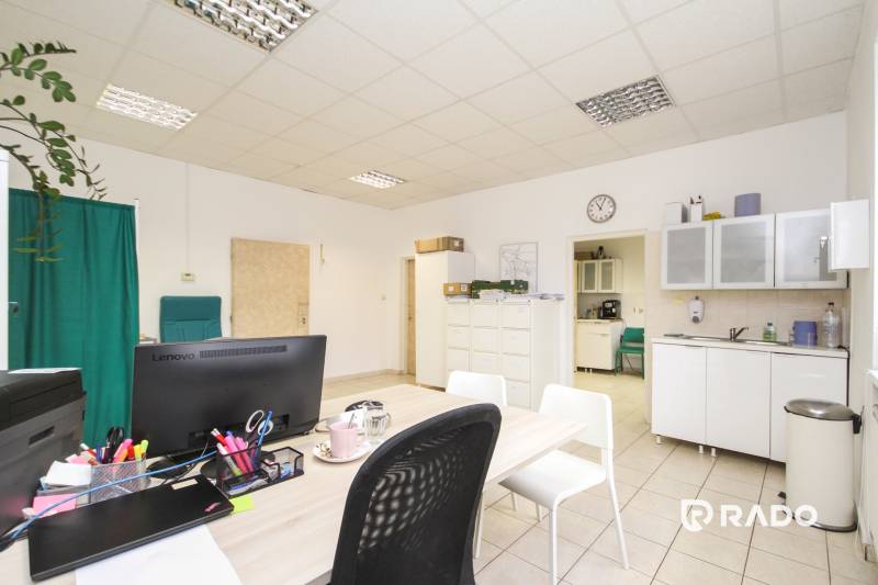 Na predaj ambulancia 101m2, Bratislavská ul. - Žilina - Kancelária s nábytkom, počítačom a kuchynkou, na podlahe sú dlaždice.
