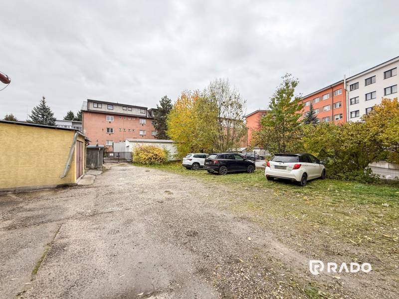 Na predaj ambulancia 101m2, Bratislavská ul. - Žilina - Parkovisko s autami na Bratislavskej ulici v Žiline pri kanceláriách.