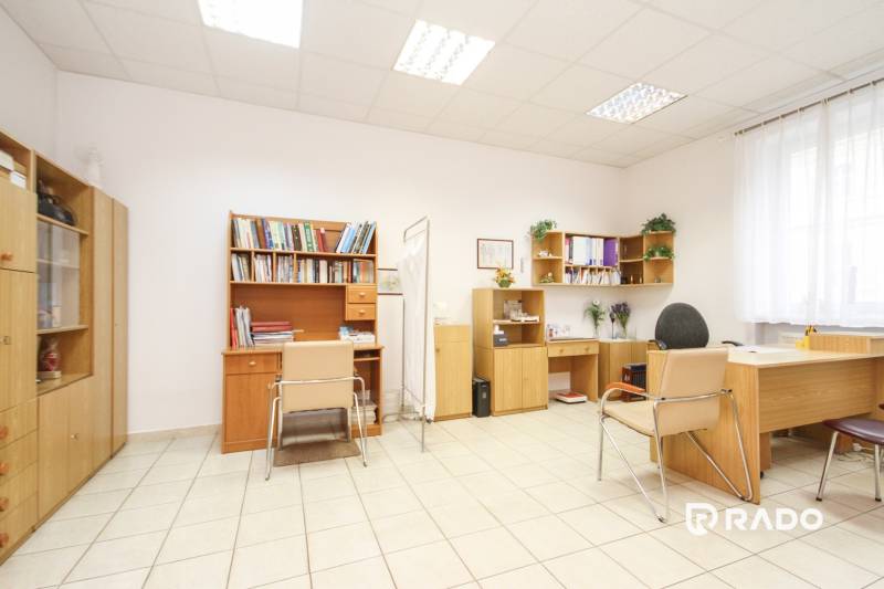 Na predaj ambulancia 101m2, Bratislavská ul. - Žilina - Kancelárie s nábytkom, stoličkami a policami na knihy, podlaha s keramickou dlažbou.