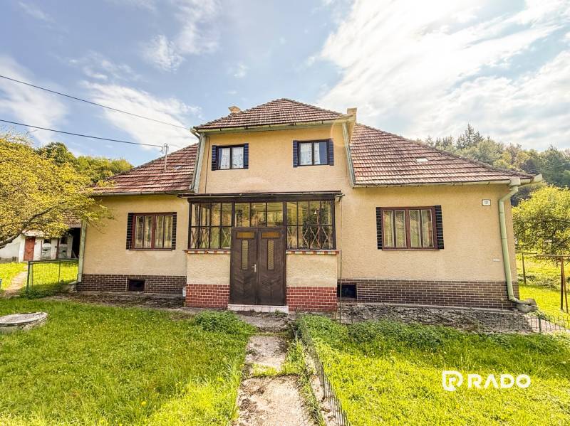 5i RD s garážou, Čierna Lehota, okr. Bánovce n./B. - Rodinný dom v Čiernej Lehote s trávnatou záhradou a slnečným okolím.