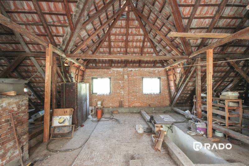 5i RD s garážou, Čierna Lehota, okr. Bánovce n./B. - Podkrovie v rodinnom dome s odhalenou strešnou konštrukciou a tehlovými stenami.