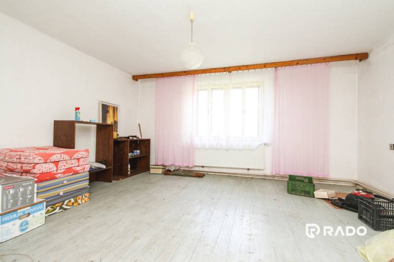 5i RD s garážou, Čierna Lehota, okr. Bánovce n./B. - Izba v rodinnom dome s jednoduchým zariadením a podlahou s dreveným dekorom.