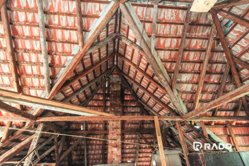 5i RD s garážou, Čierna Lehota, okr. Bánovce n./B. - Podkrovie rodinného domu s drevenými trámami a tehlovou strešnou krytinou.