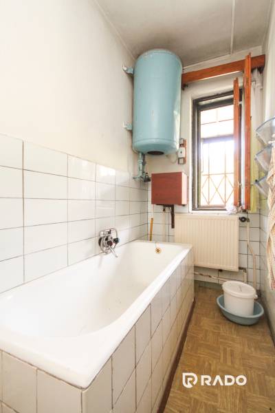 5i RD s garážou, Čierna Lehota, okr. Bánovce n./B. - Kúpeľňa v rodinnom dome s vaňou, bielymi dlaždicami a oknom.