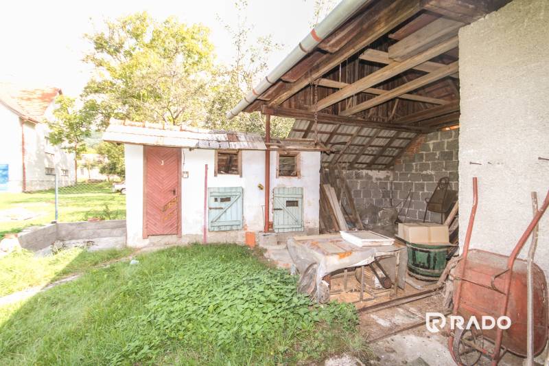 5i RD s garážou, Čierna Lehota, okr. Bánovce n./B. - Dvor rodinného domu v Čiernej Lehote s prístreškom a záhradným vybavením.