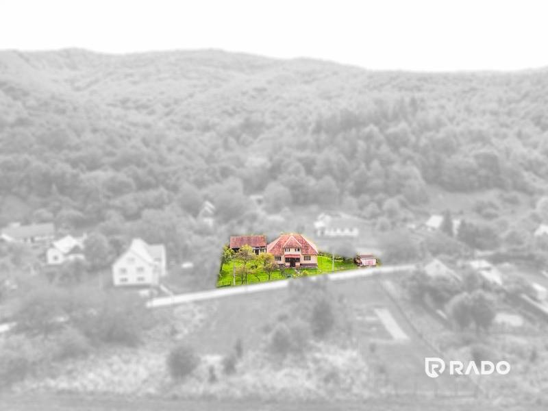 5i RD s garážou, Čierna Lehota, okr. Bánovce n./B. - Rodinný dom v Čiernej Lehote, obklopený zeleňou a okolitou krajinou.