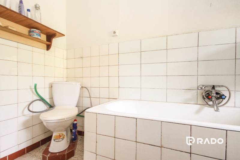 5i RD s garážou, Čierna Lehota, okr. Bánovce n./B. - Kúpeľňa s vaňou a toaletou v Rodinnom dome. Biele kachličky dominujú priestoru.