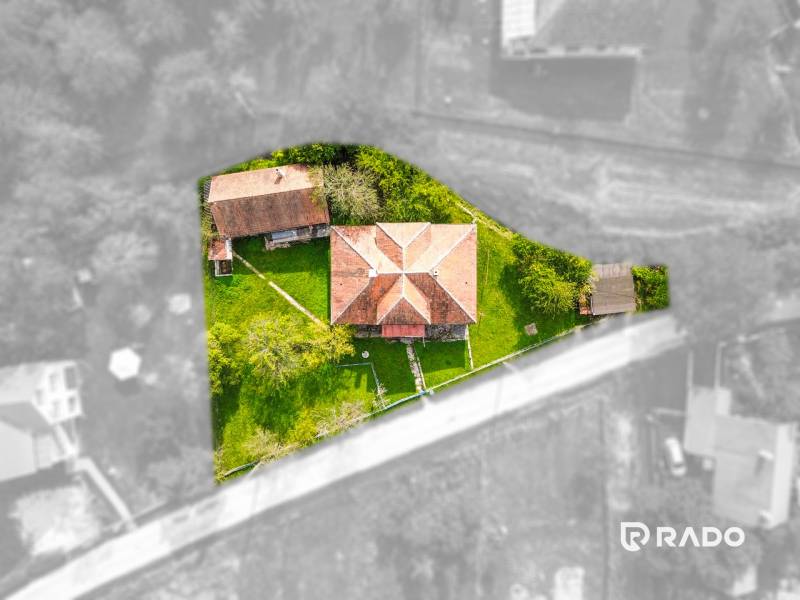 5i RD s garážou, Čierna Lehota, okr. Bánovce n./B. - Letecký pohľad na rodinný dom v Čiernej Lehote so záhradou a vedľajšou stavbou.