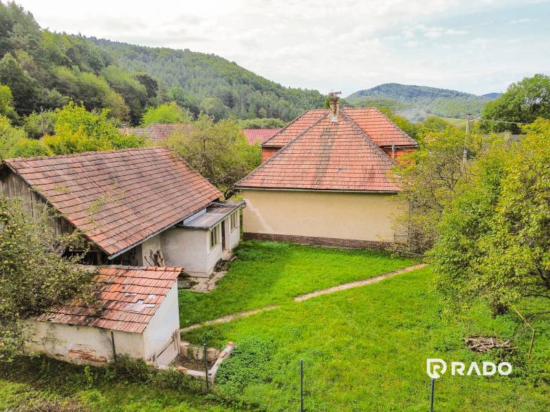 5i RD s garážou, Čierna Lehota, okr. Bánovce n./B. - Rodinný dom v Čiernej Lehote obklopený zeleňou a okolitou prírodou.