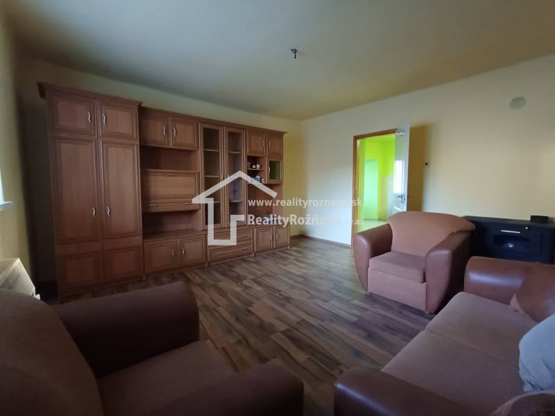 Pekný rodinný dom v obci Dlhá Ves. - Obývacia izba s podlahou s dreveným dekorom v rodinnom dome.