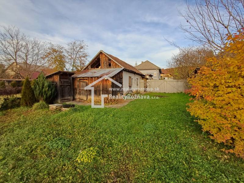 Pekný rodinný dom v obci Dlhá Ves. - Rodinný dom v Dlhej Vsi so záhradou, drevenými prístavbami a jesennou vegetáciou.