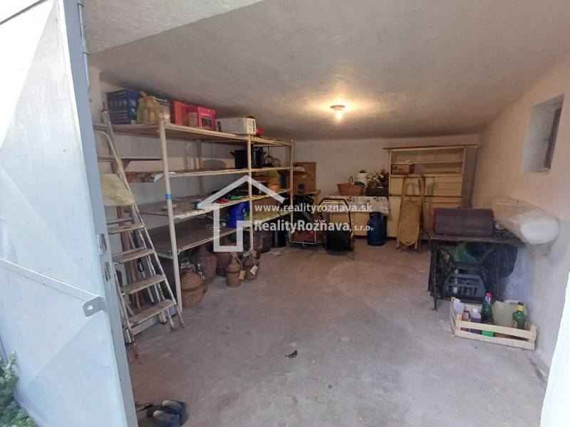 Pekný rodinný dom v obci Dlhá Ves. - Skladový priestor v rodinnom dome s regálmi na uskladnenie v Dlhej Vsi.