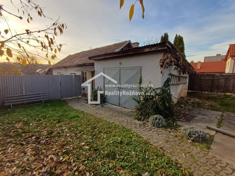 Pekný rodinný dom v obci Dlhá Ves. - Rodinný dom v Dlhej Vsi s dvorom, trávnatou plochou a garážou obklopený plotom.