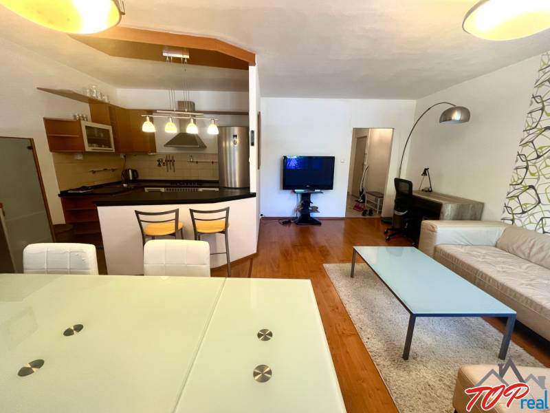 PRENÁJOM- Pekný 3 - izbový byt - Košice Staré mesto - Obývacia izba v 3-izbovom byte s kuchyňou, jedálenským stolom a pohodlným sedením.