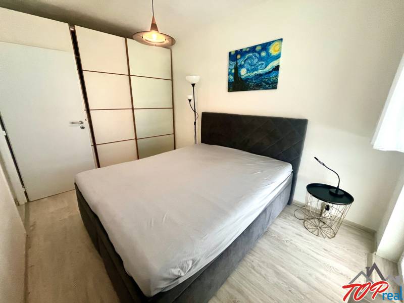 PRENÁJOM- Pekný 3 - izbový byt - Košice Staré mesto - Spálňa v 3-izbovom byte so šatníkovou skriňou a nočným stolíkom.