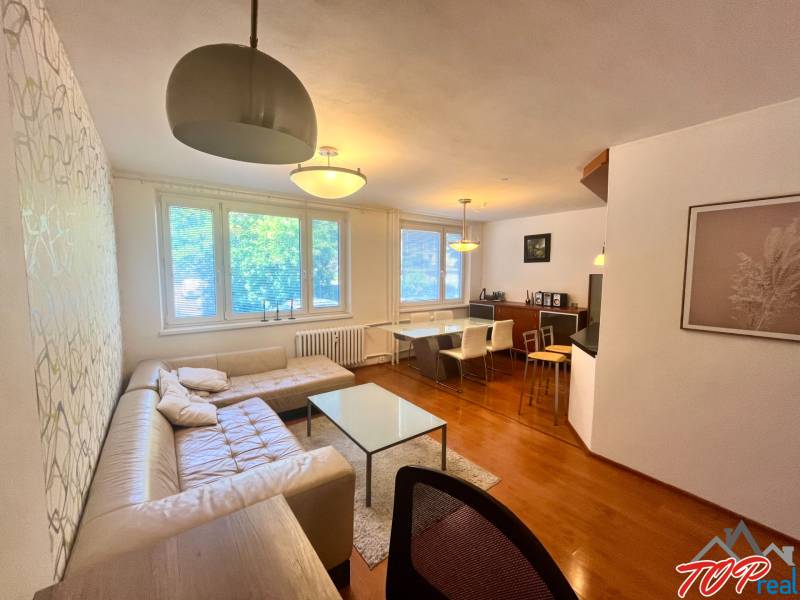 PRENÁJOM- Pekný 3 - izbový byt - Košice Staré mesto - Obývačka v 3-izbovom byte s pohovkou, stolom a jedálenským kútom.