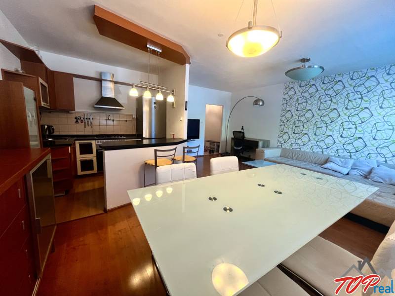 PRENÁJOM- Pekný 3 - izbový byt - Košice Staré mesto - Kuchyňa a obývacia izba v 3-izbovom byte s moderným nábytkom a dekoratívnou stenou.