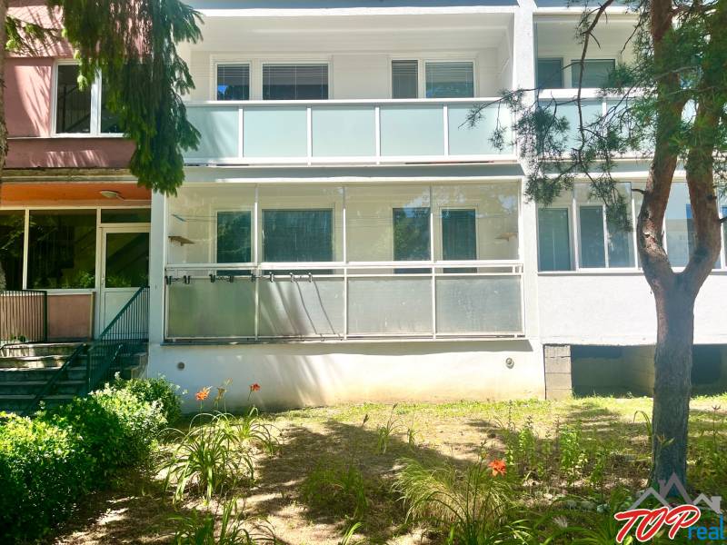 PRENÁJOM- Pekný 3 - izbový byt - Košice Staré mesto - Exteriér bytového domu na Kapitána Nálepku, Košice - mestská časť Staré Mesto s balkónom.