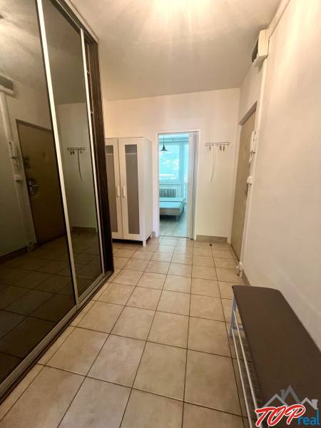 PRENÁJOM- Pekný 3 - izbový byt - Košice Staré mesto - Vstupná chodba s dlažbou v 3-izbovom byte, šatníková skriňa a botník.