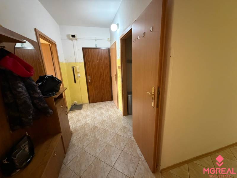 3 izbový byt  balkónom Topoľčany Juh - Vstupná chodba v 3-izbovom byte s vešiakom a skrinkou, podlaha s dlažbou.