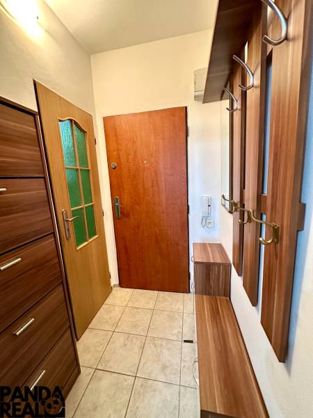 GARSONKA NA PRENÁJOM – VOĽNÁ IHNEĎ (sídlisko Východ) - Garsónka so vstupnou halou, drevenými zárubňami a dlažbou, elegantný dizajn a praktické úložné priestory.