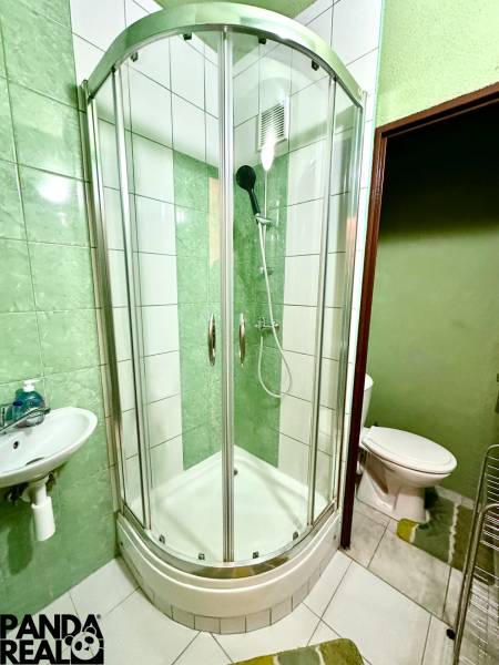 GARSONKA NA PRENÁJOM – VOĽNÁ IHNEĎ (sídlisko Východ) - Kúpeľňa v garsónke s kútovým sprchovým kútom, umývadlom a bielymi obkladačkami.