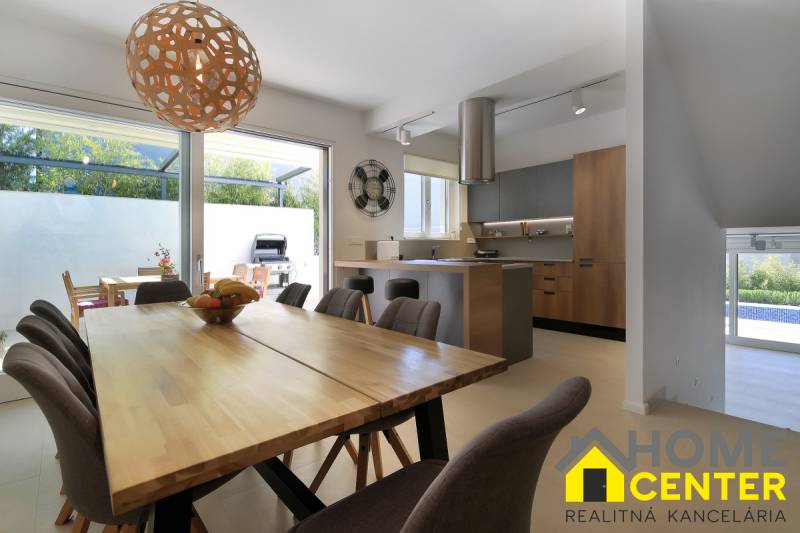 NA PREDAJ moderná vila /251 m²/ v atraktívnej lokalite, ostrov Krk - Interiér Vily s otvorenou kuchyňou, jedálenským stolom a prístupom na terasu.