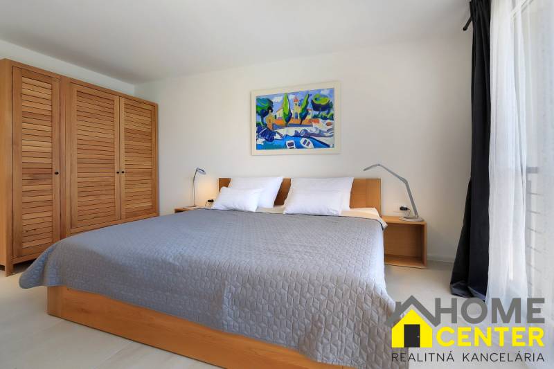 NA PREDAJ moderná vila /251 m²/ v atraktívnej lokalite, ostrov Krk - Spálňa vo Vile s veľkou posteľou, drevenou skriňou a obrazom na stene.