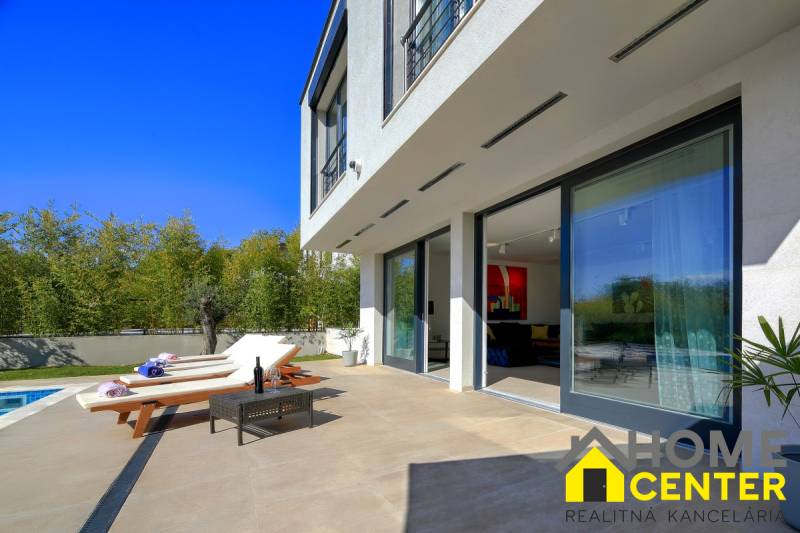 NA PREDAJ moderná vila /251 m²/ v atraktívnej lokalite, ostrov Krk - Vila v Bale s terasou, ležadlami, stolíkom a bazénom obklopeným zeleňou.